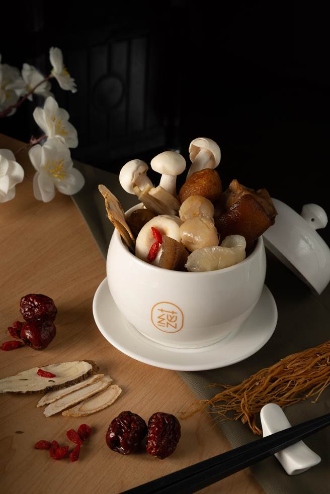 「蕴藏冬飨」跨年套餐可以吃到台湾传统年节大菜佛跳墙。(蕴泉庄提供)