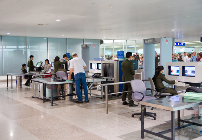 一名来自上海的妇女因为不满行李被查验，开始对海关人员动手动脚，只因为她偷带大量肉乾，脱序行为让所有人全看傻眼。(示意图／shutterstock)