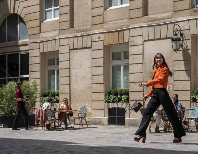 艾蜜莉的橘色皮衣来自 Courrèges 。（Netflix提供）