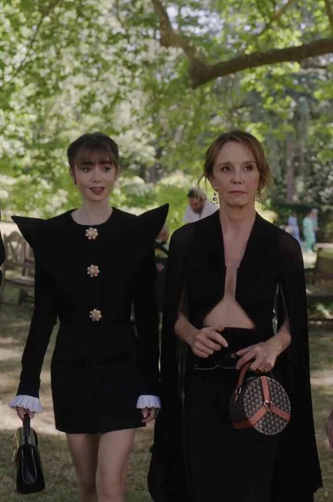 艾蜜莉身穿的黑色小礼服来自Andrew Gn 2021年秋季成衣系列，身旁的Sylvie手上的MOYNAT Wheel手提包，在网路上热议。(摘自Emily in Paris IG)