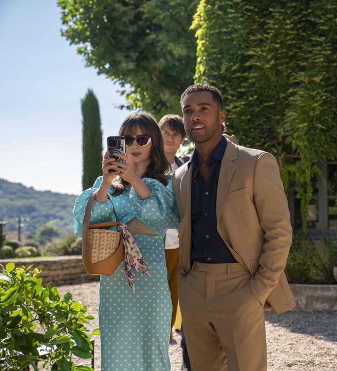 艾蜜莉与男友度假时的包款，来自Polène的Yké编织篮子包款。（Netflix提供）