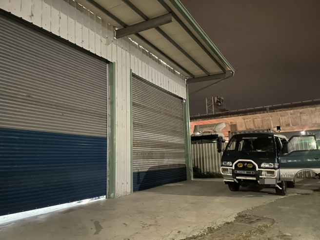 大寮制毒工场枪击案，警方现场拉起封锁线。（洪靖宜摄）