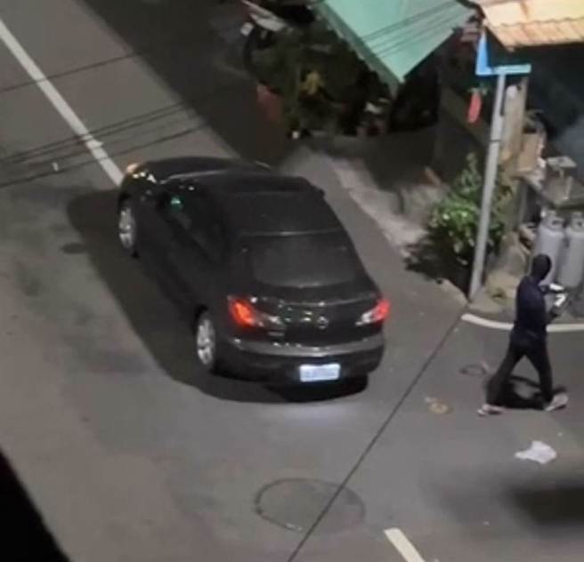 高雄民宅暗夜遭连轰6枪，黑衣枪手开枪画面曝光。（中时资料照）