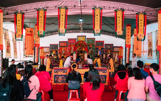 民眾参加求子仪式祈求早生贵子。(图／臺中市政府客家事务委员会提供)

