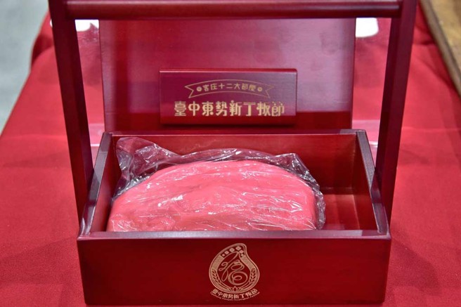 新丁粄节限量文创木提盒与新丁粄。(图／臺中市政府客家事务委员会提供)

