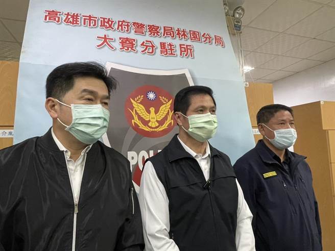 警察局長林炎田（中），親上火線說明。（洪靖宜攝）