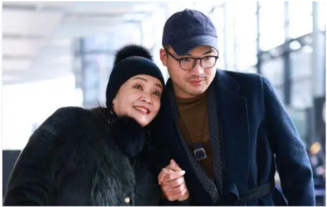 张兰被拍到和小鲜肉牵手。（图／微博）