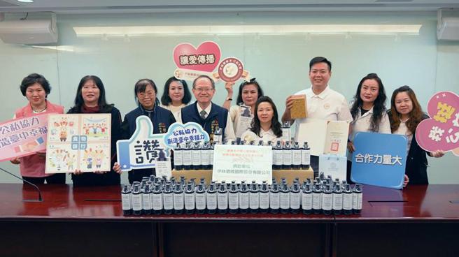 （伊絲碧媞董事長劉依淳(前中)、總經理陳睿紳(右三)寒冬送物資給台中市，與台中市社會局副局長陳坤皇及團隊合影。圖／業者提供）