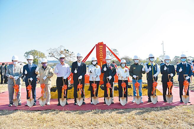 教育部技職司司長楊玉惠（右五）與虎科大校長張信良（右六）、雲林縣長張麗善（左六）、虎尾鎮長丁學忠（右三）為國際產學航訓中心動土。圖／虎科大提供