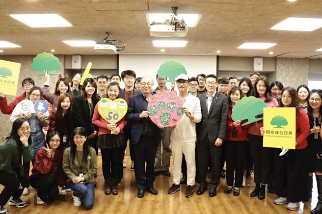 国泰证券举办「iGoods授赠仪式」，将同仁募集的50箱物资，赠与「iGoods爱物资 永续物资整合服务平台」，帮助超过13个社福单位与弱势家庭。图／国泰证券提供