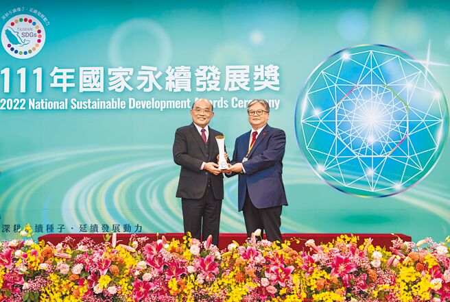 福壽實業榮獲「國家永續發展獎」洪堯昆董事長（右）代表受獎，亦是企業類唯一獲獎的食品製造業者。圖╱福壽實業提供
