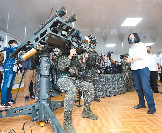 蔡英文总统2022年元旦谈话中，曾提及军事绝对不是解决两岸分歧的选项。图为端午节前夕蔡总统（右）前往下湖西营区慰勉海军陆战队官兵，并参观官兵操作双联装刺针防空飞弹。（本报资料照片）