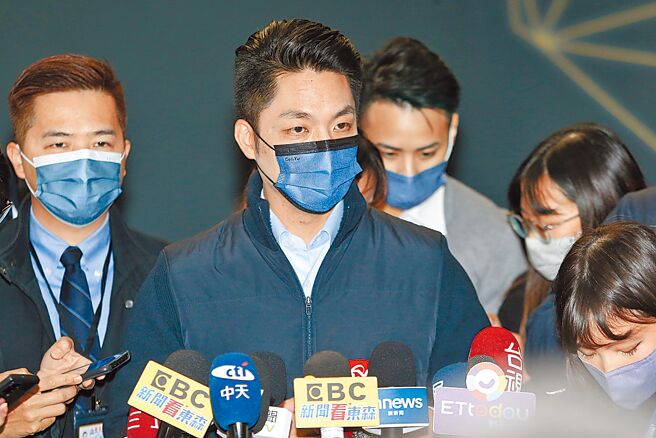 台北市長蔣萬安（中）28日視察捷運局，受訪時針對蔡英文總統宣布義務役恢復1年役期時表示，自己支持任何強化國防的政策，甚至是要更積極更有效率的作為。（杜宜諳攝）