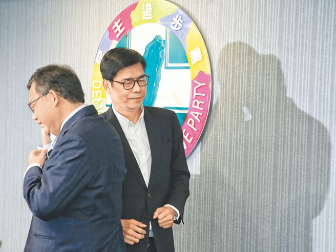 民進黨28日在中常會結束後，代理主席陳其邁（右）和檢討小組召集人鄭文燦（左）向外界說明九合一大選敗選檢討報告內容。（杜宜諳攝）