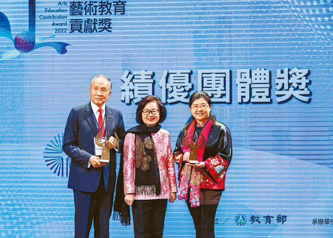 第9屆教育部藝術教育貢獻獎28日頒獎典禮，績優團體獎由財團法人中國信託商業銀行文教基金會董事長馮寄台（左）、新北市汐止城市愛樂協進會理事長何美英（右）代表領獎，並由白鷺鷥文教基金會榮譽董事陳郁秀（中）頒獎。（羅永銘攝）