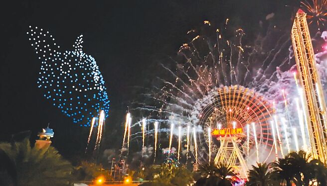 剑湖山世界400台无人机将升空构图成为「戽斗星球兔兔」，伴随摩天轮花漾涡轮烟火施放，图为模拟动态图。（剑湖山世界提供／周丽兰云林传真）