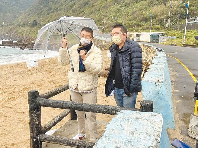 基隆市长谢国梁（左）实现「走动式管理」，28日上午无预警赴安乐区视察乱丢垃圾问题及大武崙沙滩海洋变色状况。（基隆市政府提供／张志康基隆传真）