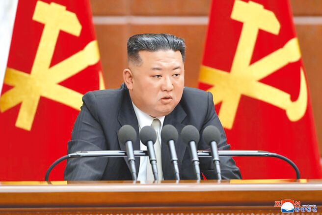 北韩领导人金正恩28日主持劳动党第八届中央委员会第六次全体会议第二天会议。（朝中社）