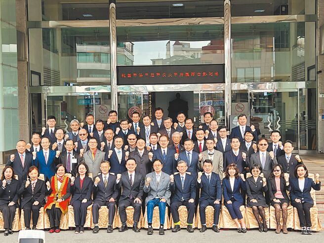 桃園市長張善政28日市政會議處女秀前，先跟小內閣在市府前大合照。（蔡依珍攝）