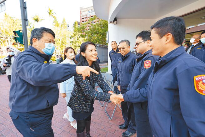 新竹市長高虹安（左2）上任後第1站即前往新竹市警察局，了解各項警政工作。（新竹市警局提供／王惠慧新竹傳真）