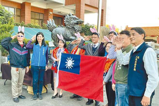 草屯镇公所与狮子会合办「2023元旦升旗将军步道亲子健行」活动，28日在草屯镇陈府将军庙举行宣传记者会。（杨静茹摄）