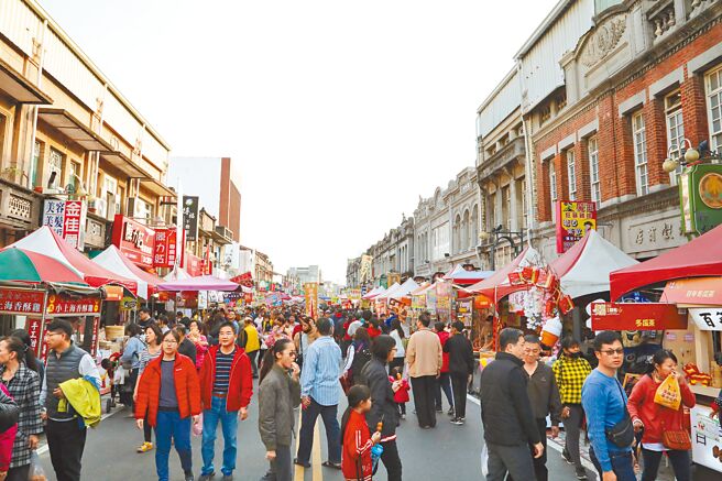 除2021及2022年受疫情影响喊停，台南新化年货大街每年约吸引逾20万人潮採买年货、购物。（台南市政府提供／曹婷婷台南传真）