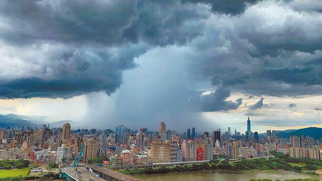 2022年6月25日／大台北地区上午天气炎热，但过中午后风云变色、乌云密布，下起了特大号的午后雷阵雨，并在台北上空形成夏季限定，窄且集中的「雨瀑」，为午后对流的大自然现象，除了雨势相当大外，响彻市区的雷声更是吓坏不少民眾。（姚志平摄）