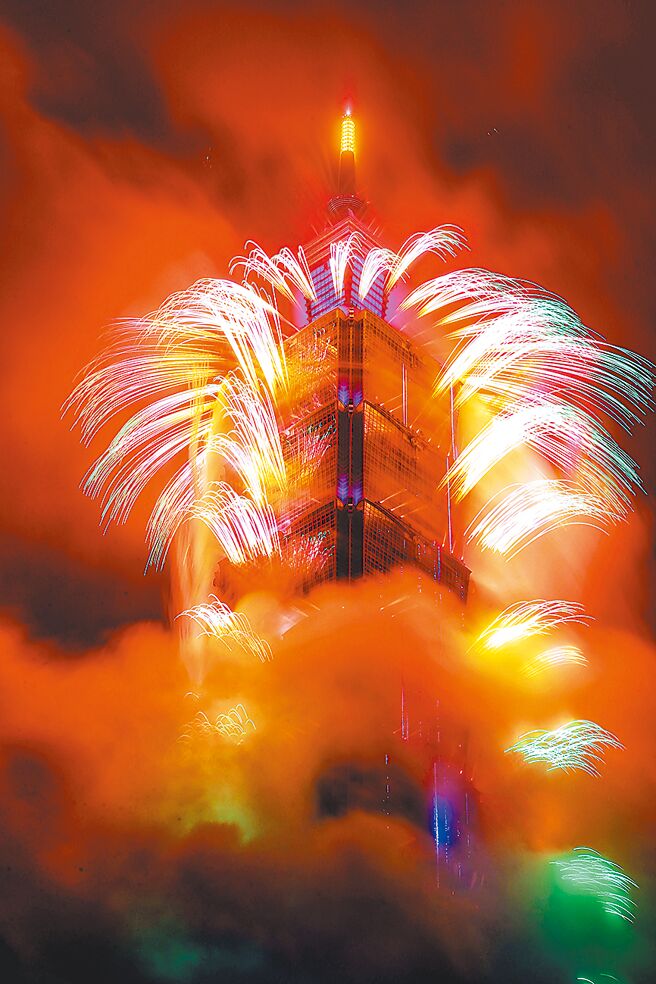 2022年1月1日／台北101跨年烟火大秀，这次主题为「迎向美好未来」，总时长360秒，整合烟火、动画、音乐、灯光，共1.6万发烟火。透过代表希望与光明的烟火，向全球传达关怀世界、拥抱幸福，期待疫情阴霾早日散去，一起迎向2022美好未来。（邓博仁摄）