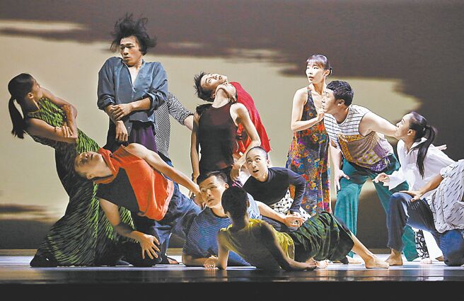 2022年9月17日／睽违2年后，云门舞集终于在9月于两厅院广场盛大回归，艺术总监郑宗龙2022年作品「霞」，以清水靖晃萨克斯风诠释的巴赫「无伴奏大提琴组曲」，触发舞者生命故事共振，折射出内在丰富且复杂的情绪，让观眾重新感受生命的五彩缤纷。（姚志平摄）