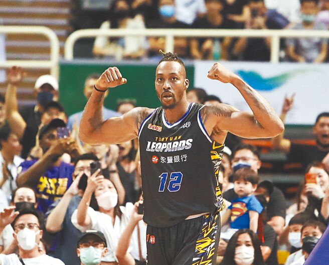 2022年11月19日／前NBA明星球员「魔兽」霍华德在台首战19日登场，霍华德（见图）本场攻下38分，只差一次助攻便完成在台出赛首次大三元，终场桃园永丰云豹以120比115击败新北中信特攻。（陈怡诚摄）