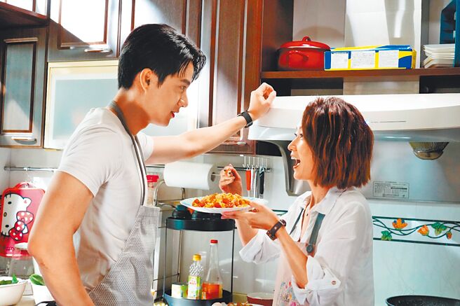 潘慧如（右）在剧中甜蜜喂食刘书宏。（中视提供）