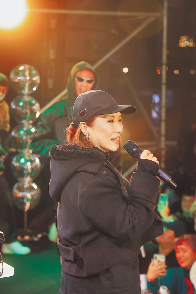 叶瑷菱日前与儿子ØZI同台对唱，引起尖叫。（新乐园音乐提供）