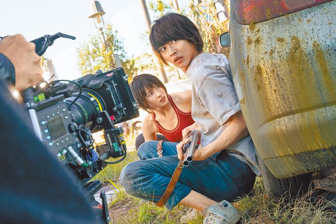 山崎贤人（右）与土屋太凤合作多次，拥有绝佳的默契。（Netflix提供）