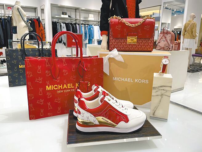 SKM Park年末送礼推荐，Micheal Kors全面4折起。（SKM Park提供）