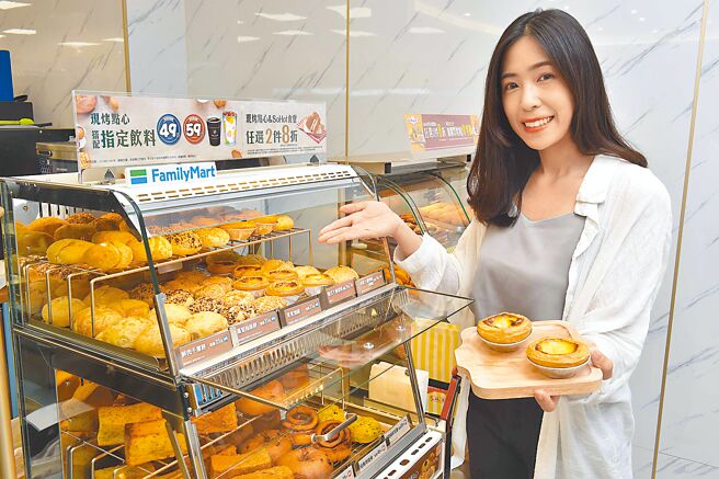 全家各式现烤点心、炸物享有2件8折优惠，抢攻抗寒商机。（全家提供）