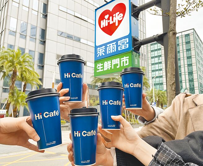 莱尔富31日起于APP整买零取买大杯系列的特浓美式咖啡30杯或特浓拿铁咖啡25杯，只要888元。（莱尔富提供）