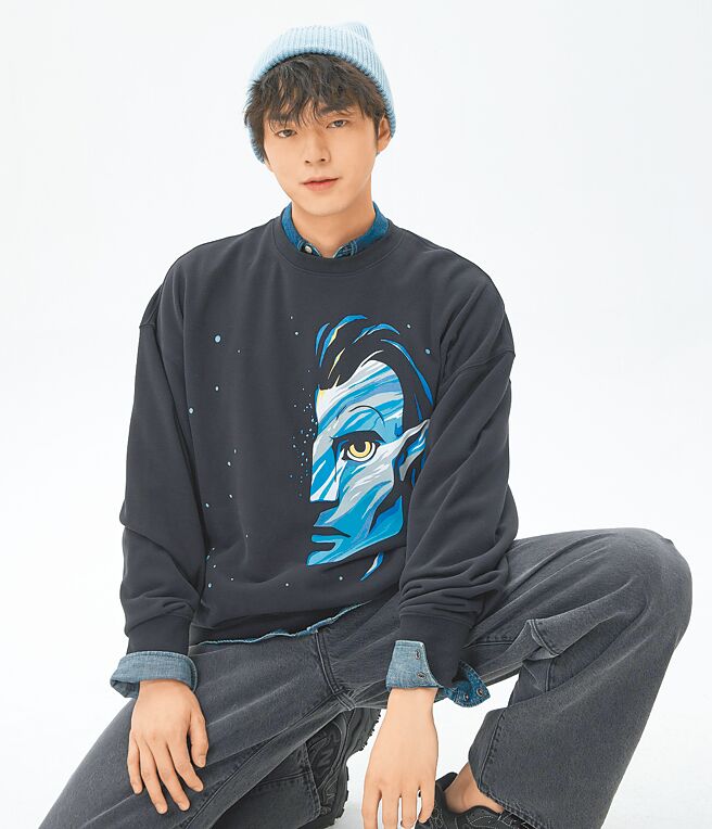 GAP与阿凡达合作系列服装，整体运用深蓝色调带出神秘色彩，联名Logo休閒上衣官网价1399元。（GAP提供）