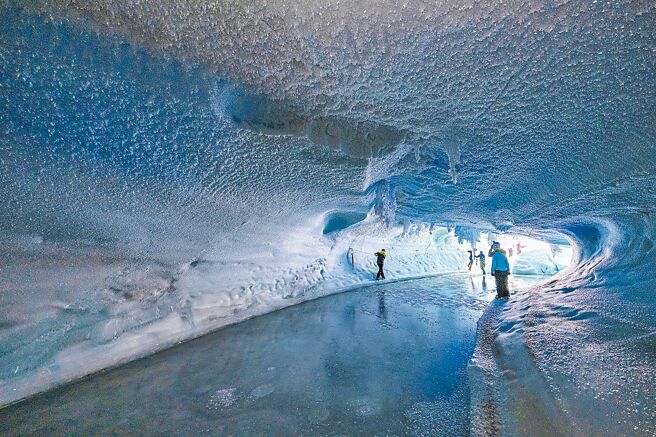 7天6夜南极极地Glamping具有极致奢华感，图为南极极地冰层山脉。（White Desert提供）