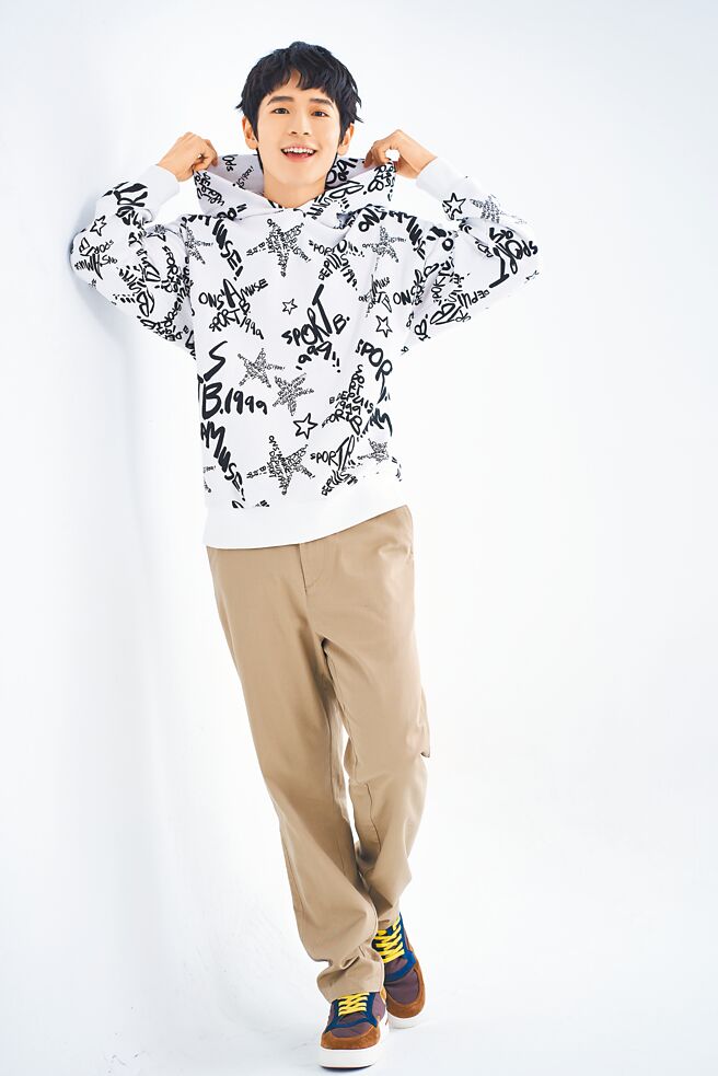 张丰豪在BL剧《我的牙想你》中勇敢追爱、霸气无悔，让人留下深刻印象，穿SPORT b.涂鸦帽T，展现充满青春活力的时尚品味。（JOJ PHOTO摄，图片企画／中时）