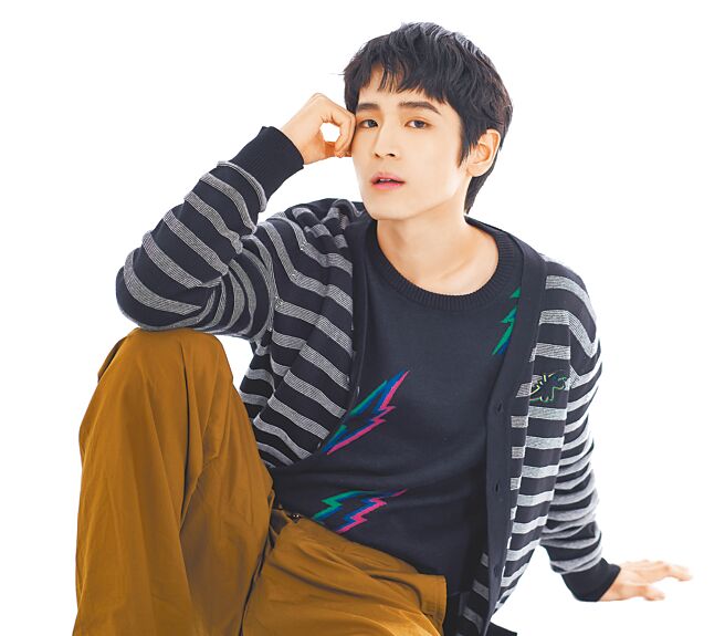 张丰豪的毕业制作短片受到多伦多国际短片影展的肯定，展现他在编剧与执导上的才华，穿agnes b.男装诠释文青时尚。（JOJ PHOTO摄，图片企画／中时）