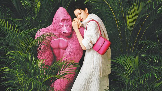 三吉彩花今年10月参加「GIORGIO ARMANI la Prima」世界巡迴快闪东京站，与大猩猩像「URI」俏皮合影。（GIORGIO ARMANI JAPAN提供）