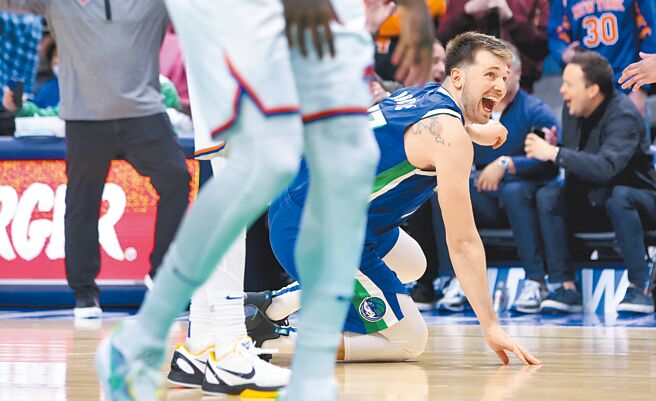 独行侠射手东契奇（77号）故意罚球不进，抓到进攻篮板后在空中第一时间中距离补篮，失去重心落地后翻了一圈还看着球入网（见图），才开心庆祝这个终场前1秒的神奇追平球。（路透）