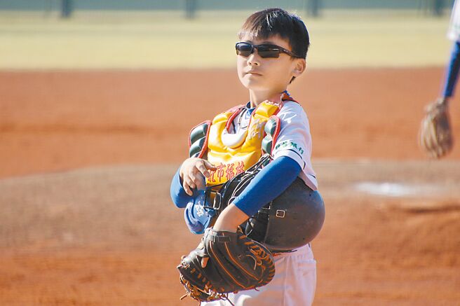 福林国小捕手高浤嵃在诸罗山杯国际软式少棒邀请赛8强赛频频展现好臂力，抓到垒上跑者。（学生棒球联盟提供）