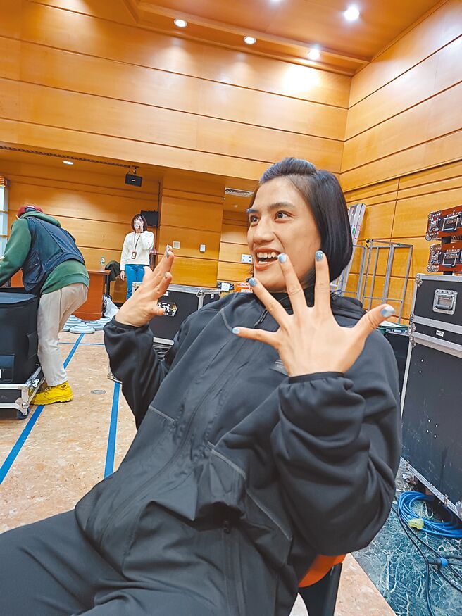 陈念琴开心展示自己的美甲，流露女运动员也有爱美的一面，并笑说自己往后参加比赛都要做金色、银色为主的美甲，因为奖牌顏色只想要最棒的成绩。（陈筱琳摄）