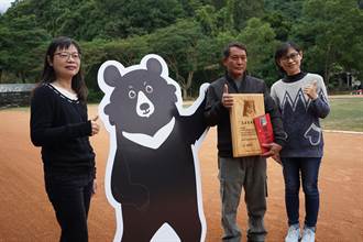 紀錄秀巒部落「熊出沒」 花蓮農民獲頒友善黑熊夥伴