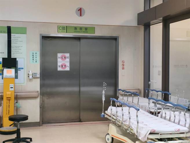 台中市丰原区工厂29日晚间传出火警，此次火灾共造成6名人员伤亡，其中46岁黄男、41岁赖男及33岁张男皆送至中国附医抢救。（潘虹恩摄）