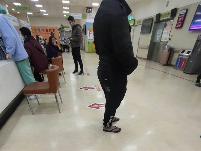 黄男外甥先来到现场，他表示，黄男平时于电风扇工厂内负责的工作是组装马达，家中有1子1女，平时都是黄男独自照顾。（潘虹恩摄）