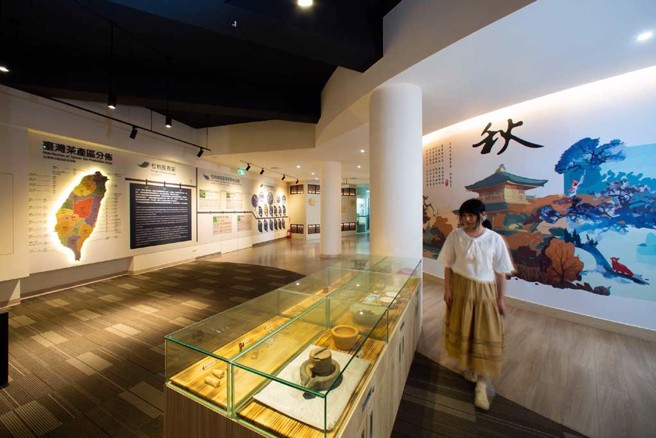 ▲八卦山风景区的「松柏岭游客中心（茶文化主题馆）」馆内展示出丰富茶文化和茶具，充满怀旧氛围的茶席摆设，绝对是拍照打卡的首选。(图／参山国家风景区管理处提供)

