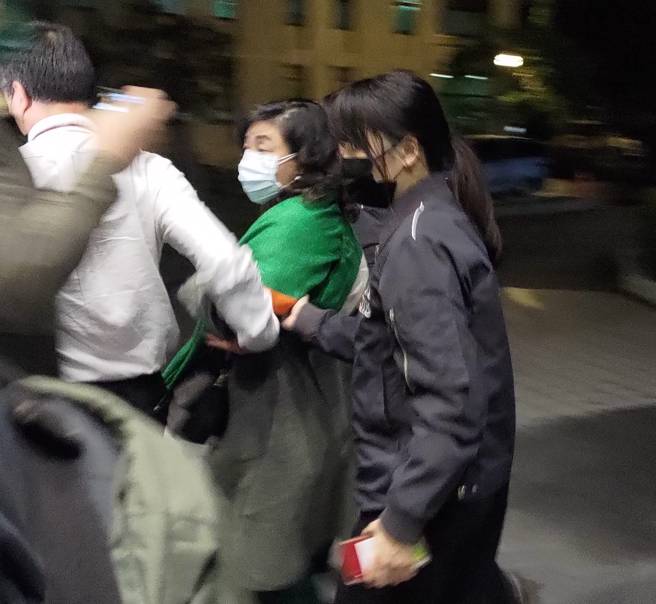 基亚董事长张世忠的妹妹，现任云辰电子董事长张姿玲，凌晨被送往士检復讯。(陈鸿伟摄)