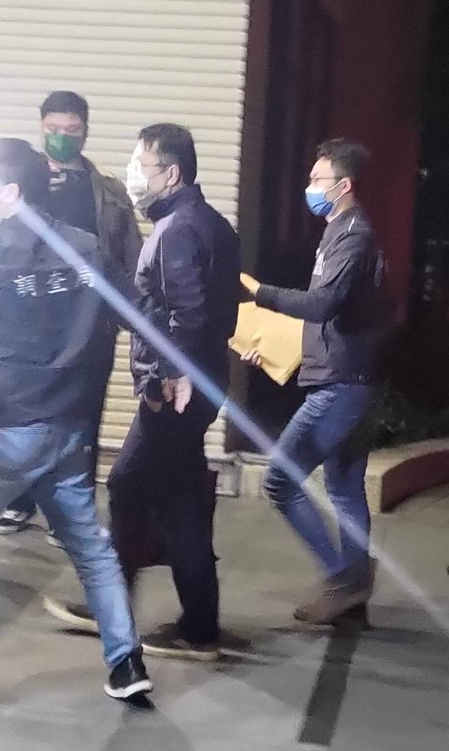 基亚前财务长欧朝铨凌晨被送往士检復讯。(陈鸿伟摄)